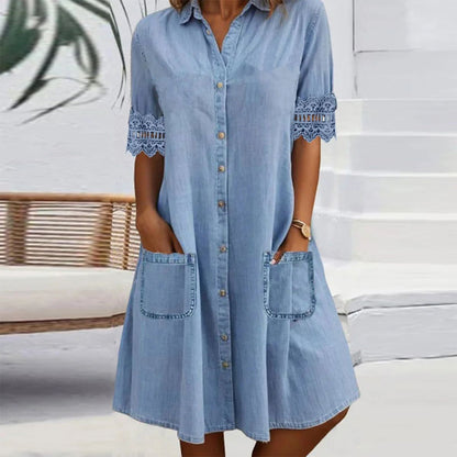 Blå ensfarget denim minikjole med krage og blondekant