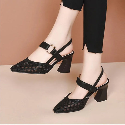 Sandaler med spiss tå og ankelrem med strassbelegg